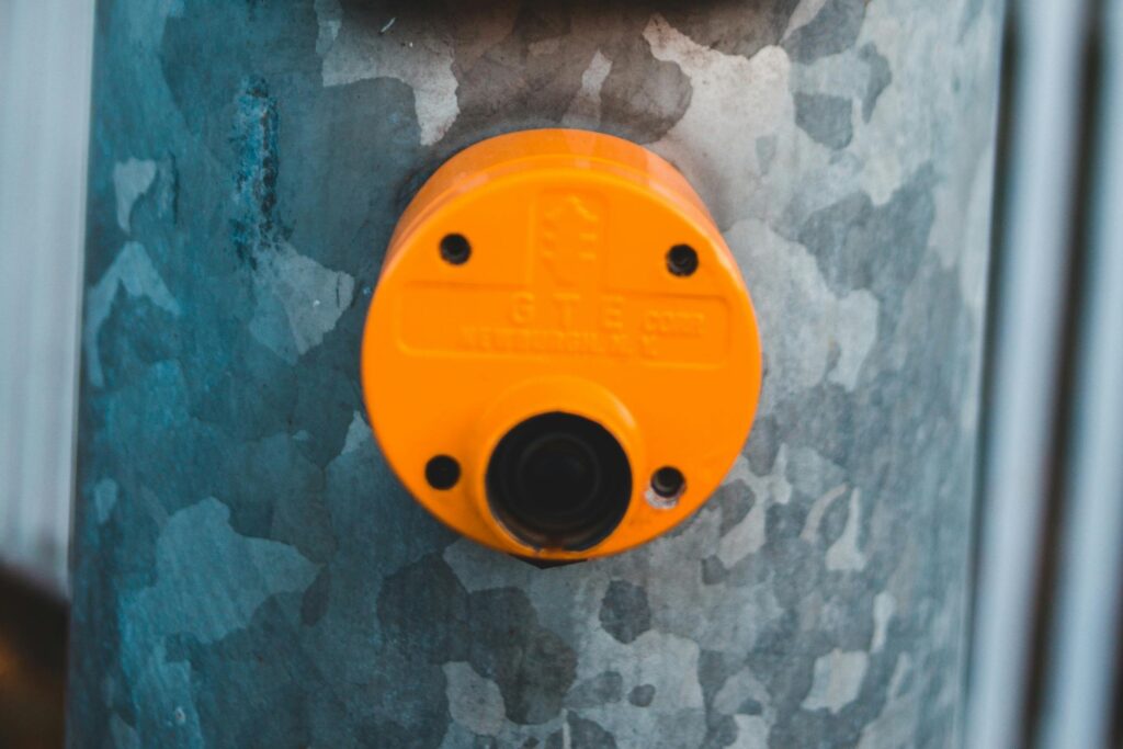 oranger Knopf an einer Ampel